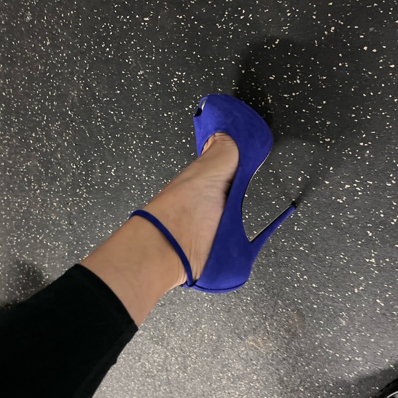 Worn these once or twice. One of the sexiest heels and a beautiful color! - Picture 2 of 9